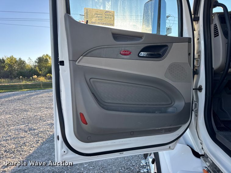 image for item DW6640 2019 Peterbilt 579 semi truck