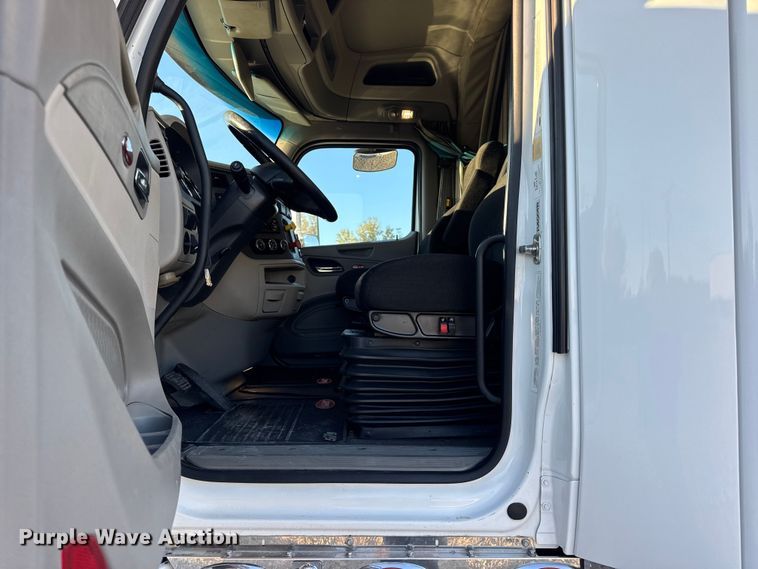 image for item DW6640 2019 Peterbilt 579 semi truck