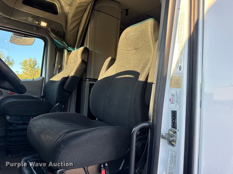 image for item DW6640 2019 Peterbilt 579 semi truck