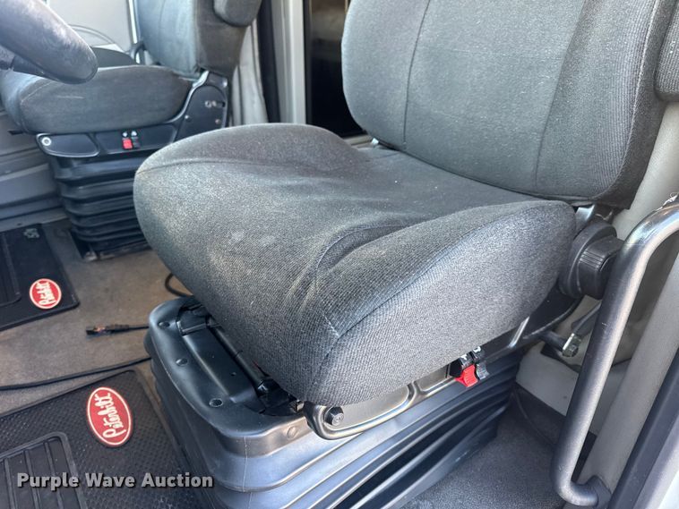 image for item DW6640 2019 Peterbilt 579 semi truck