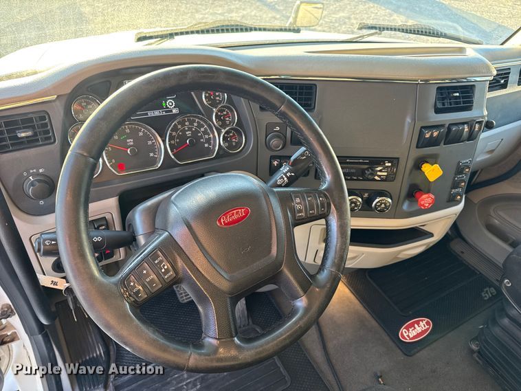 image for item DW6640 2019 Peterbilt 579 semi truck