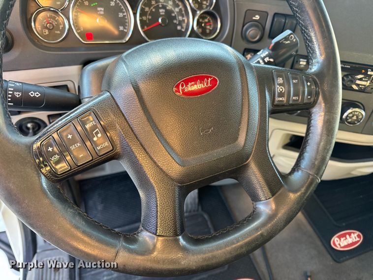 image for item DW6640 2019 Peterbilt 579 semi truck
