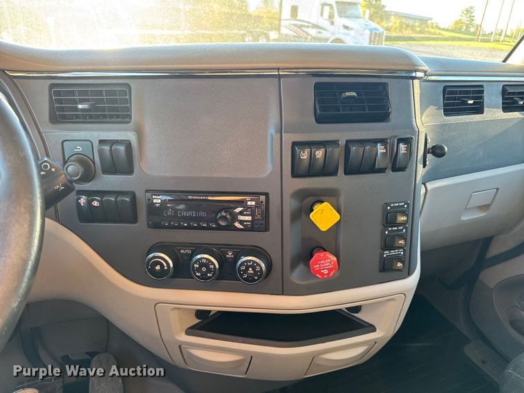 image for item DW6640 2019 Peterbilt 579 semi truck