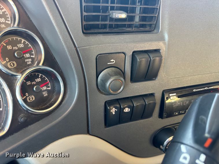 image for item DW6640 2019 Peterbilt 579 semi truck