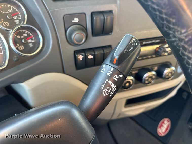 image for item DW6640 2019 Peterbilt 579 semi truck