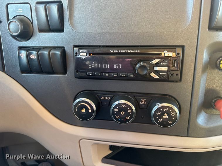 image for item DW6640 2019 Peterbilt 579 semi truck