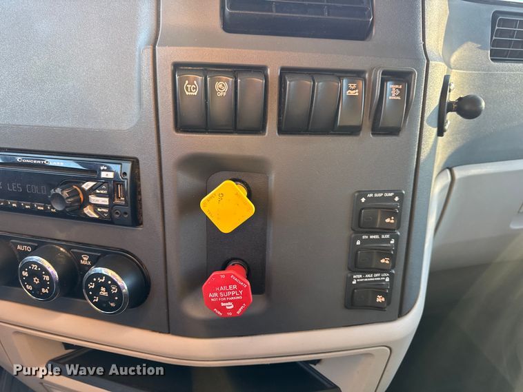 image for item DW6640 2019 Peterbilt 579 semi truck