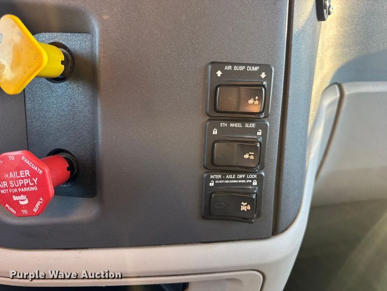 image for item DW6640 2019 Peterbilt 579 semi truck