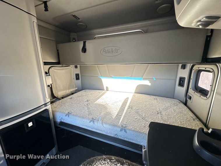 image for item DW6640 2019 Peterbilt 579 semi truck