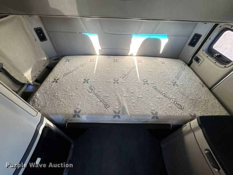 image for item DW6640 2019 Peterbilt 579 semi truck