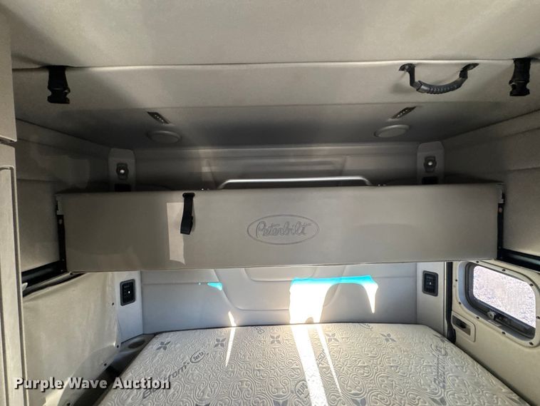 image for item DW6640 2019 Peterbilt 579 semi truck