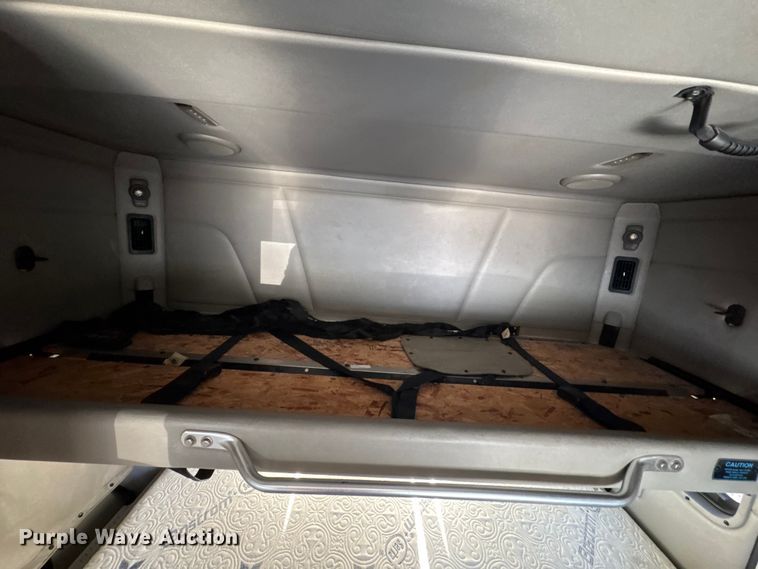 image for item DW6640 2019 Peterbilt 579 semi truck