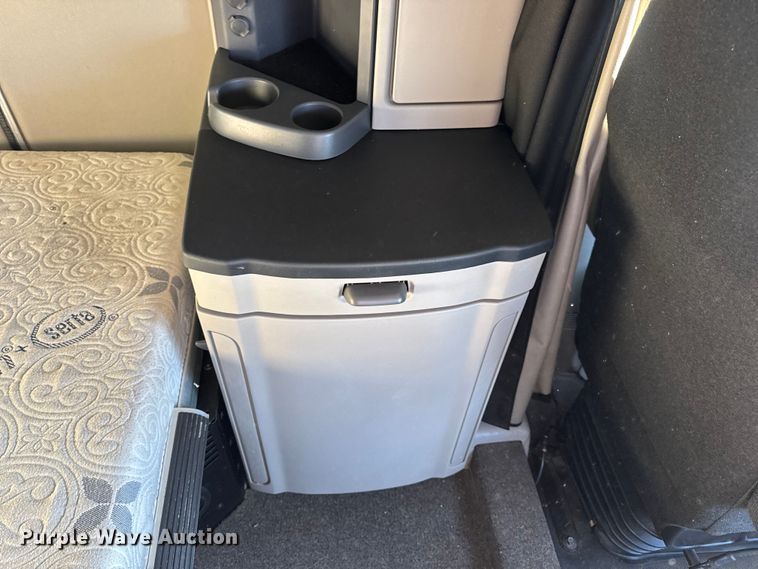 image for item DW6640 2019 Peterbilt 579 semi truck