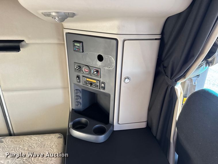 image for item DW6640 2019 Peterbilt 579 semi truck