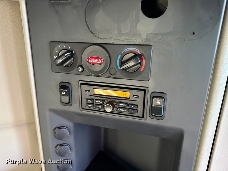 image for item DW6640 2019 Peterbilt 579 semi truck