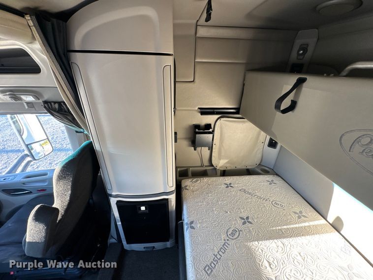 image for item DW6640 2019 Peterbilt 579 semi truck