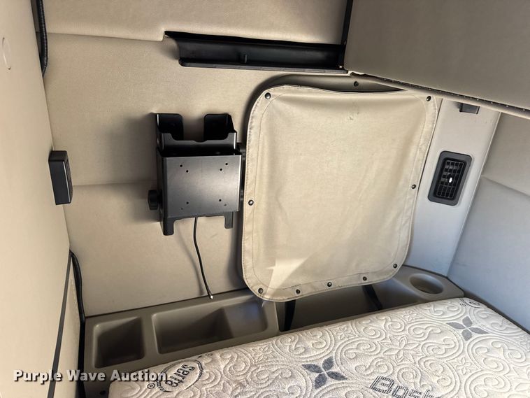 image for item DW6640 2019 Peterbilt 579 semi truck