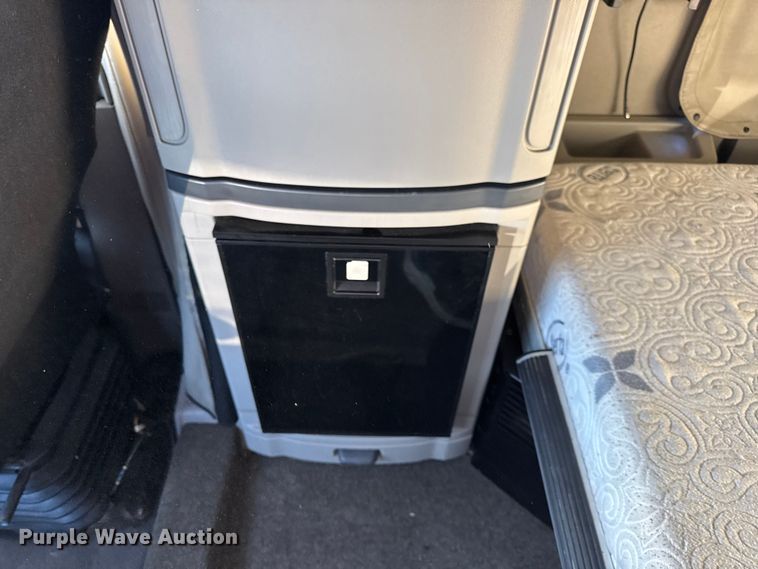 image for item DW6640 2019 Peterbilt 579 semi truck