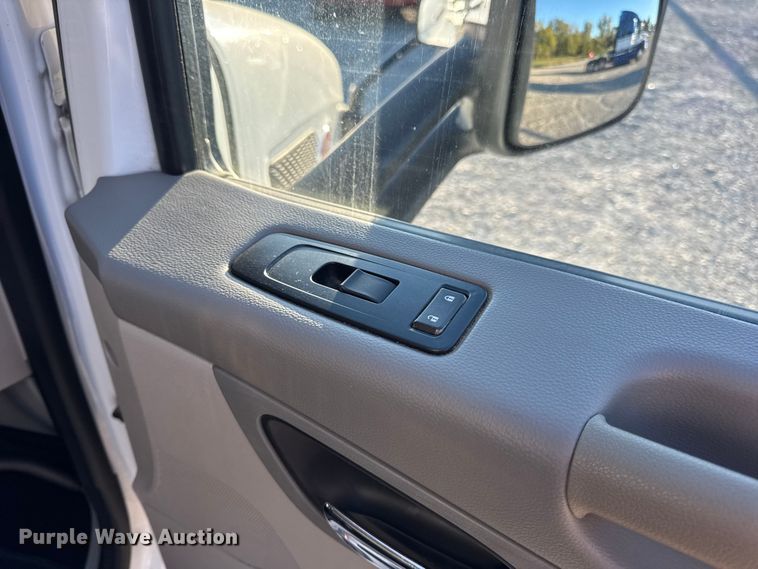 image for item DW6640 2019 Peterbilt 579 semi truck