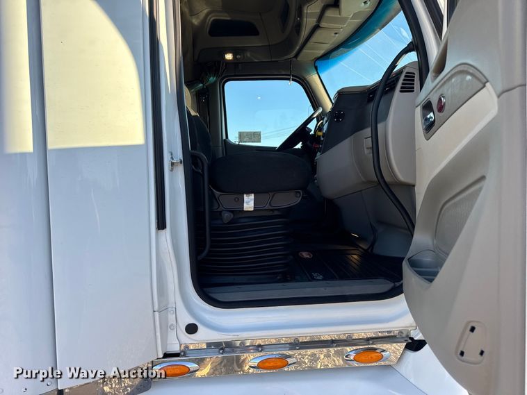 image for item DW6640 2019 Peterbilt 579 semi truck
