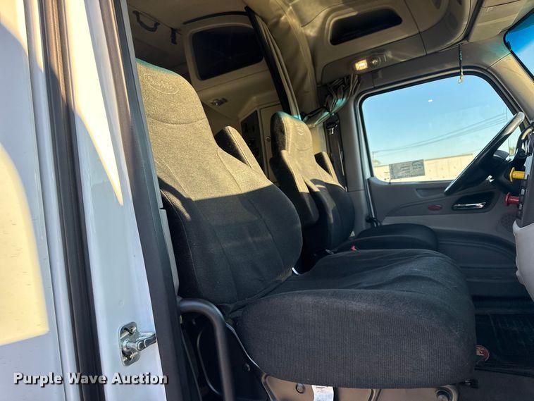 image for item DW6640 2019 Peterbilt 579 semi truck