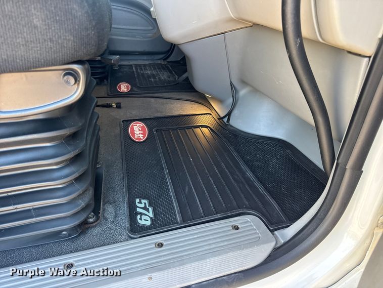 image for item DW6640 2019 Peterbilt 579 semi truck