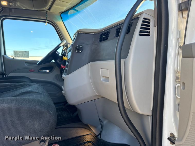 image for item DW6640 2019 Peterbilt 579 semi truck