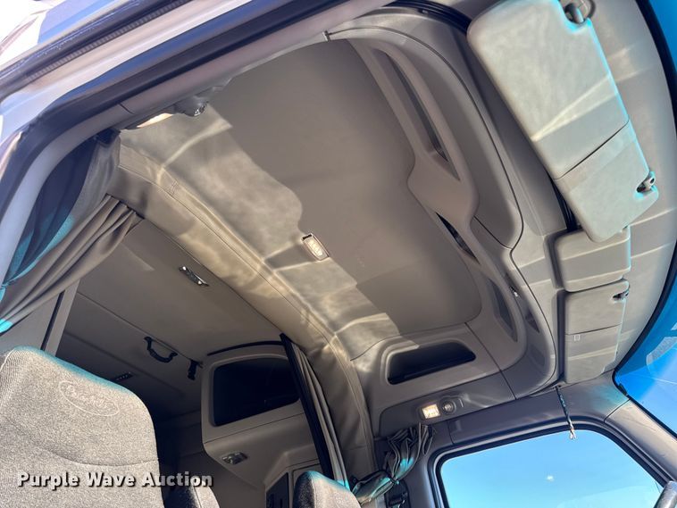 image for item DW6640 2019 Peterbilt 579 semi truck