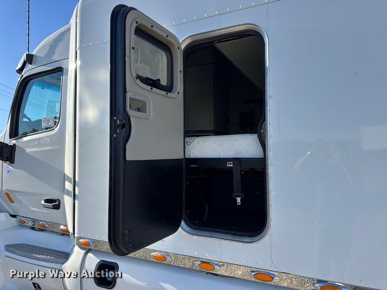 image for item DW6640 2019 Peterbilt 579 semi truck