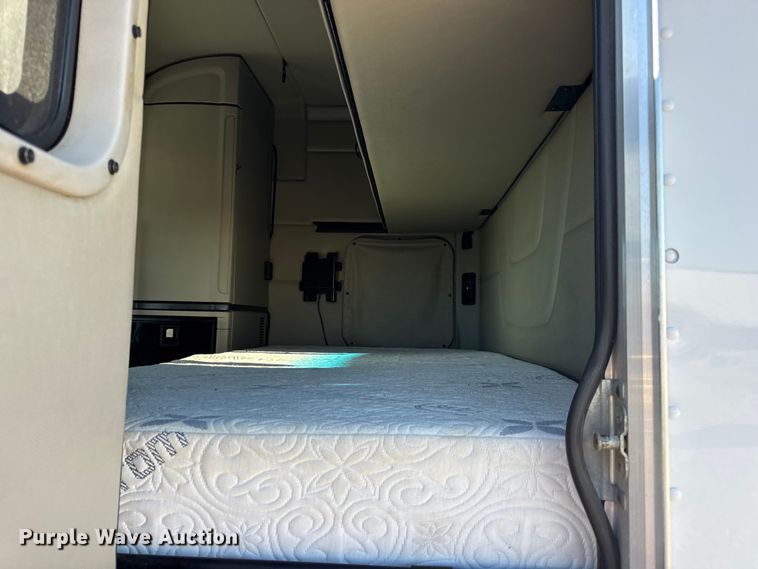 image for item DW6640 2019 Peterbilt 579 semi truck