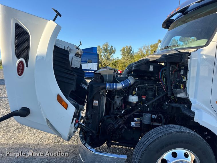 image for item DW6640 2019 Peterbilt 579 semi truck