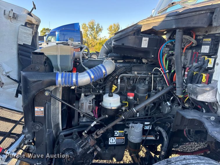 image for item DW6640 2019 Peterbilt 579 semi truck