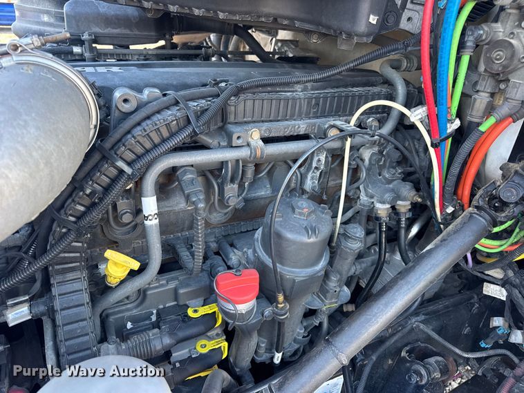 image for item DW6640 2019 Peterbilt 579 semi truck