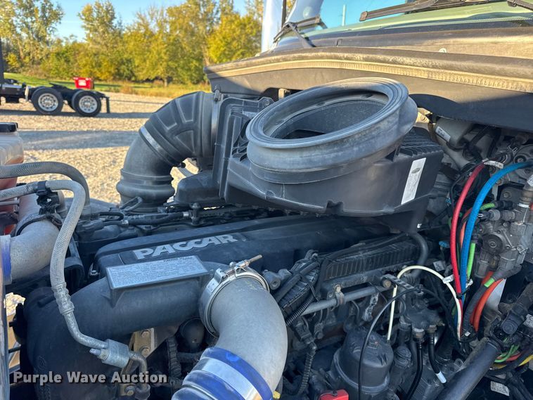 image for item DW6640 2019 Peterbilt 579 semi truck