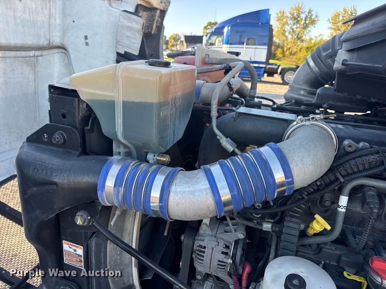 image for item DW6640 2019 Peterbilt 579 semi truck