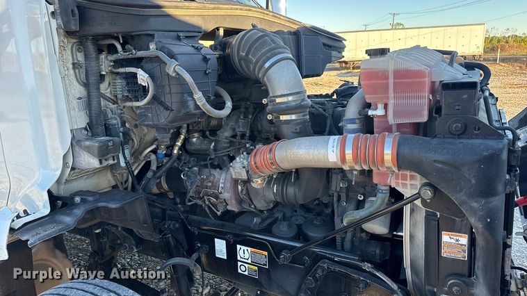 image for item DW6640 2019 Peterbilt 579 semi truck