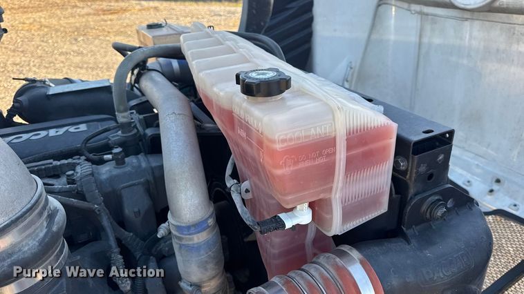 image for item DW6640 2019 Peterbilt 579 semi truck