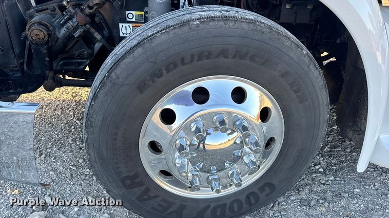 image for item DW6640 2019 Peterbilt 579 semi truck