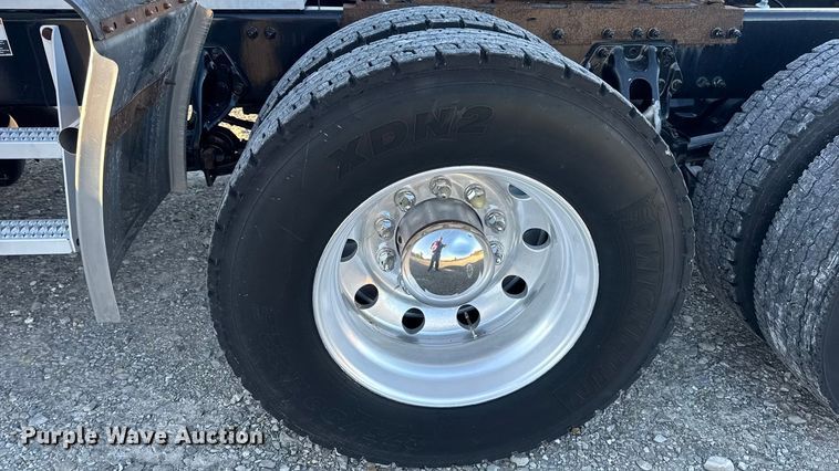 image for item DW6640 2019 Peterbilt 579 semi truck