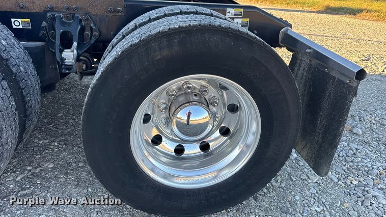 image for item DW6640 2019 Peterbilt 579 semi truck