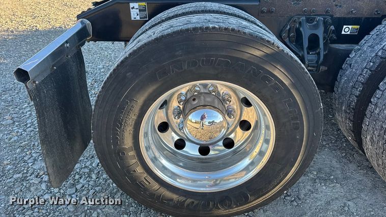 image for item DW6640 2019 Peterbilt 579 semi truck