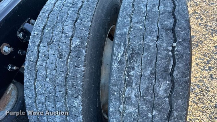 image for item DW6640 2019 Peterbilt 579 semi truck