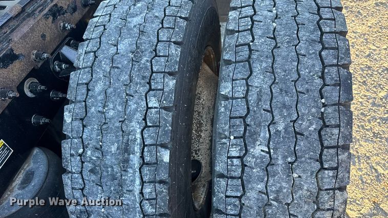 image for item DW6640 2019 Peterbilt 579 semi truck