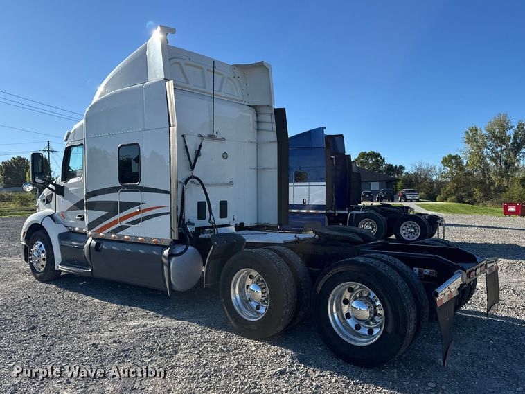 image for item DW6641 2019 Peterbilt 579 semi truck