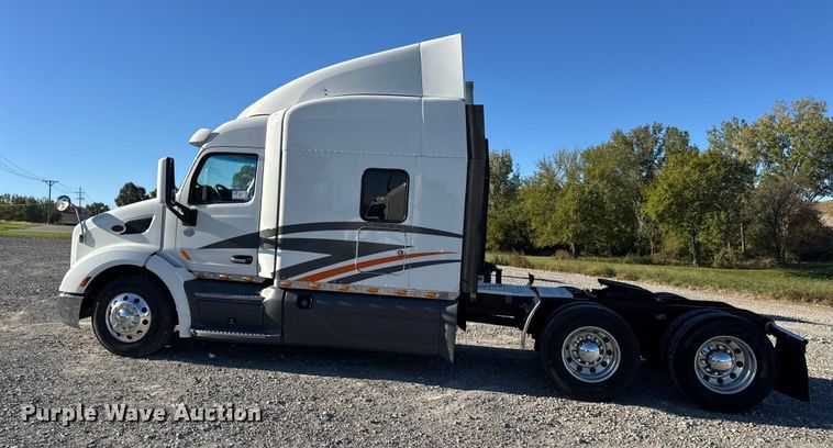 image for item DW6641 2019 Peterbilt 579 semi truck