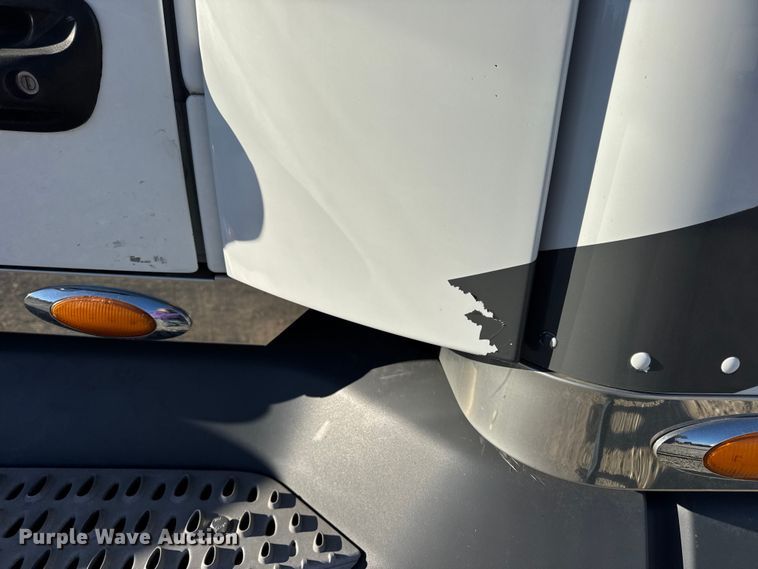 image for item DW6641 2019 Peterbilt 579 semi truck