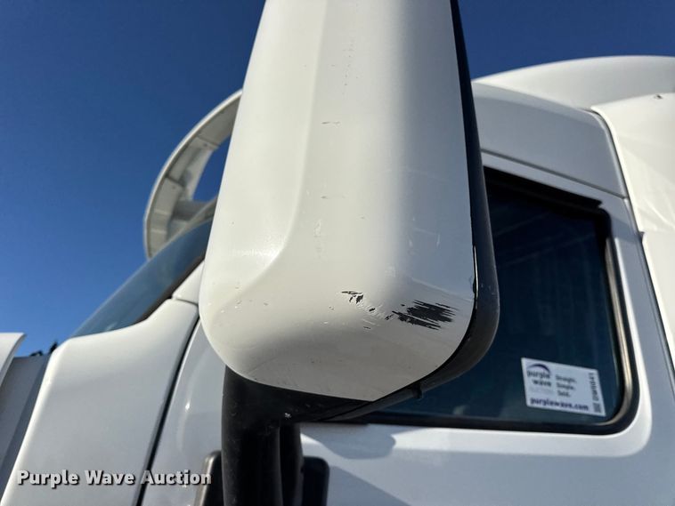 image for item DW6641 2019 Peterbilt 579 semi truck