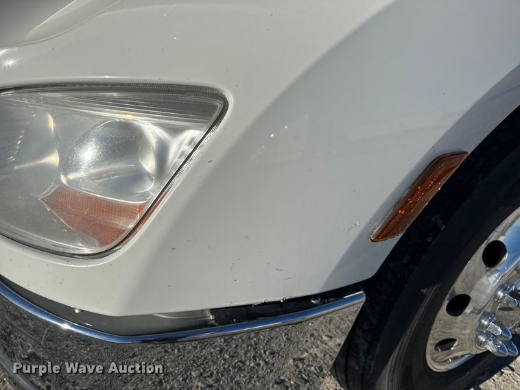 image for item DW6641 2019 Peterbilt 579 semi truck