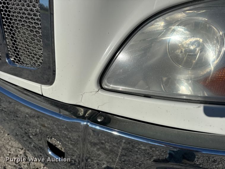 image for item DW6641 2019 Peterbilt 579 semi truck