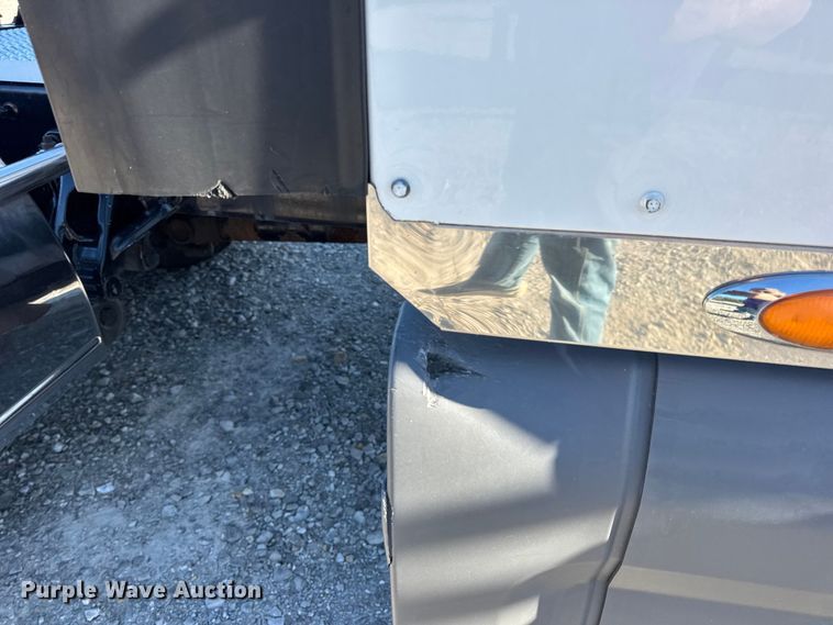 image for item DW6641 2019 Peterbilt 579 semi truck